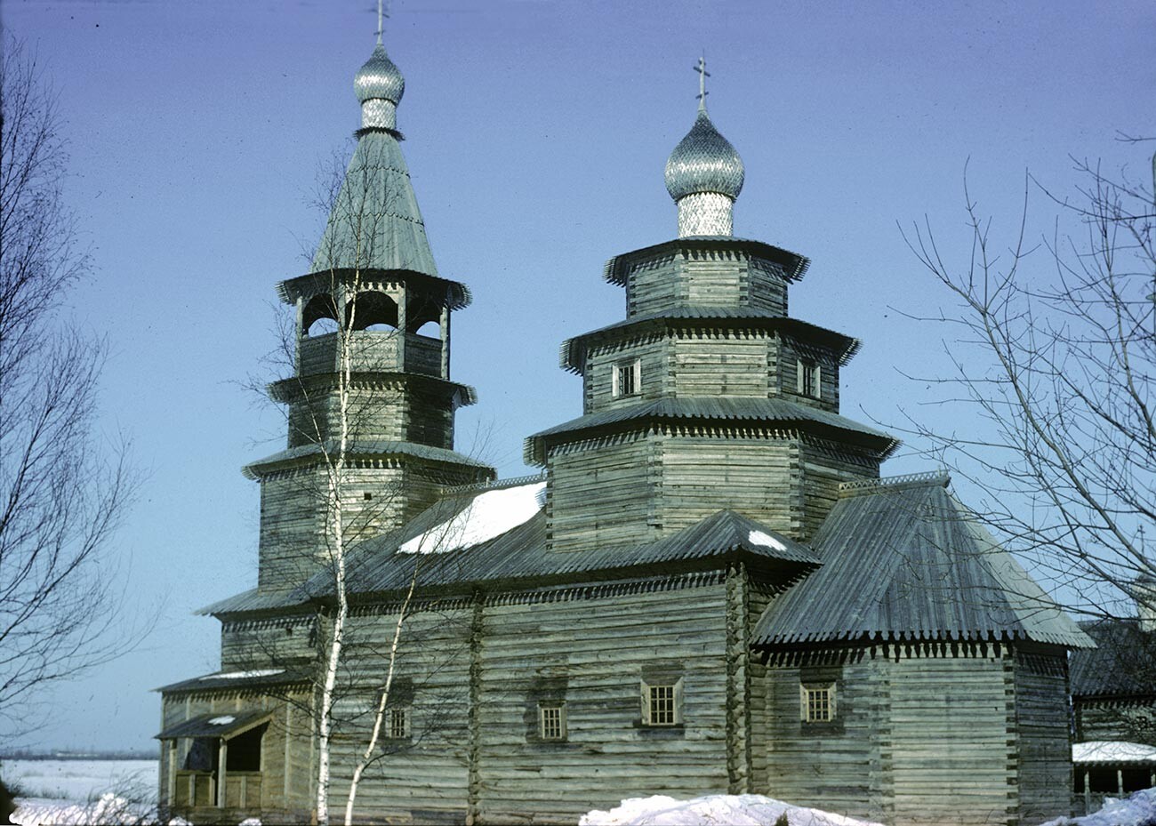 Vitoslavlitsij (Novgorod). Chiesa di San Nicola, dal villaggio di Vysokij Ostrov. Vista sud-est. 14 marzo 1980