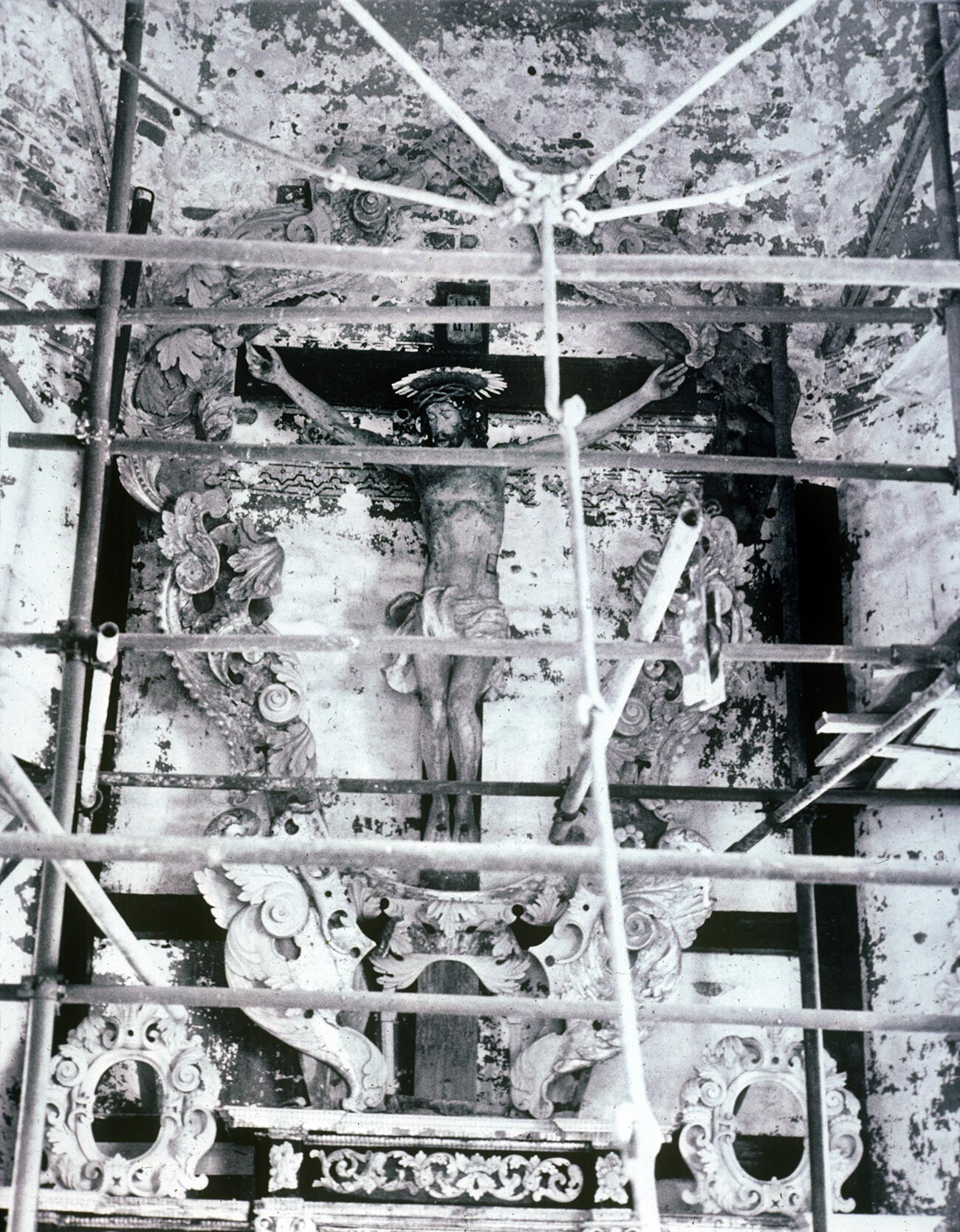 Troitse-Lykovo. Church of the Trinity, interior. Original fully sculpted crucifix above remnants of carved icon screen. May 2, 1980.
