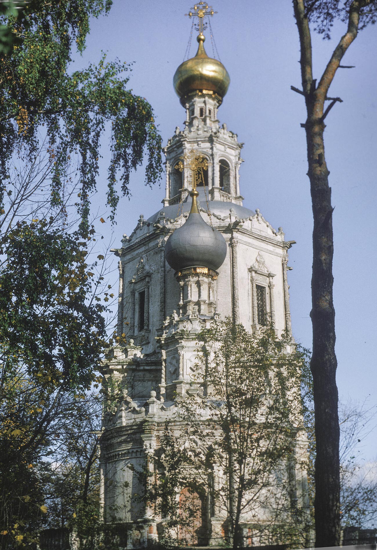 Troitse-Lykovo. Church of the Trinity, west view. September 29, 1979.