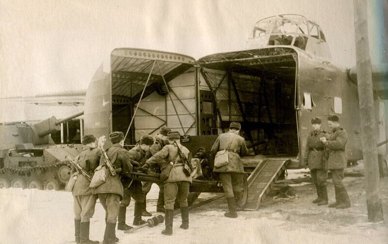 Porta frontal de carga do Yak-14

