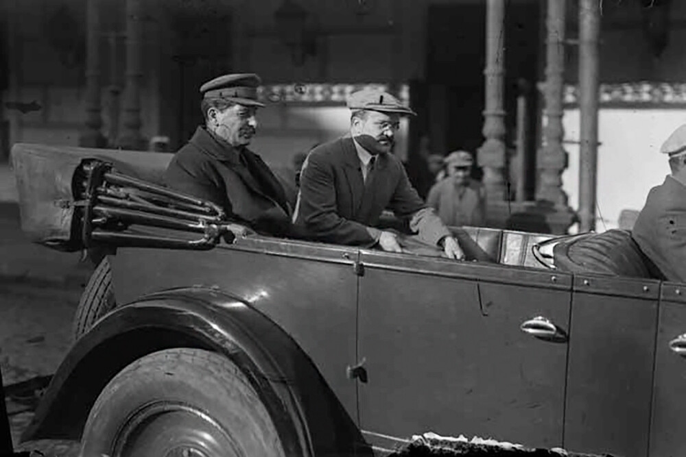 Josif Stalin in Vjačeslav Molotov v avtomobilu pred Bolšoj teatrom, 1929