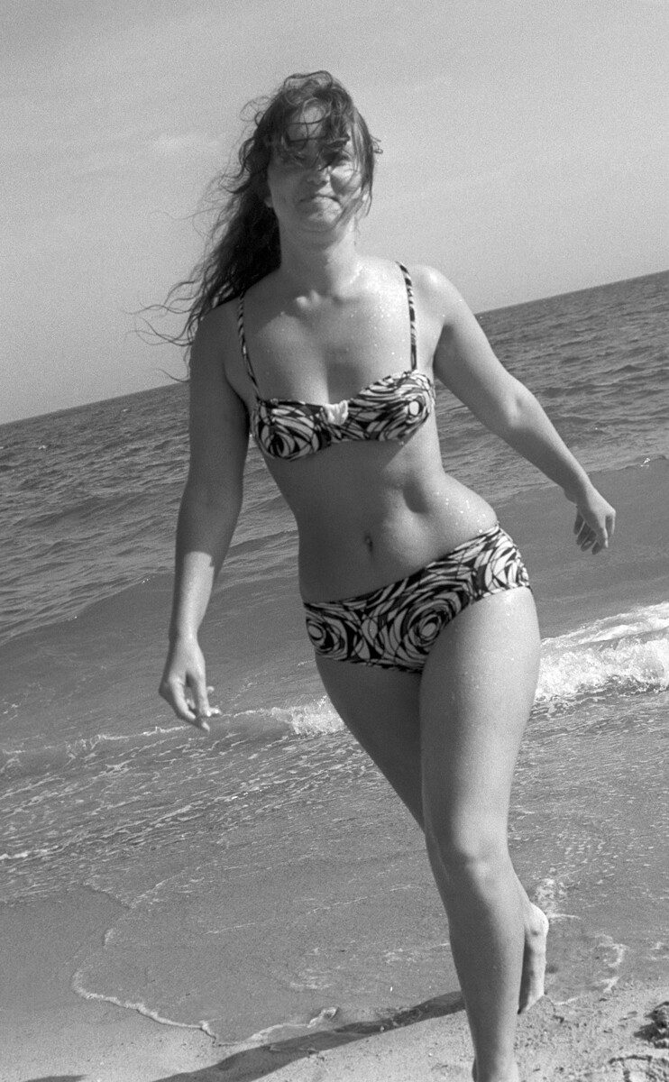 Región de Krasnodar. Una chica en la playa, 1970 
