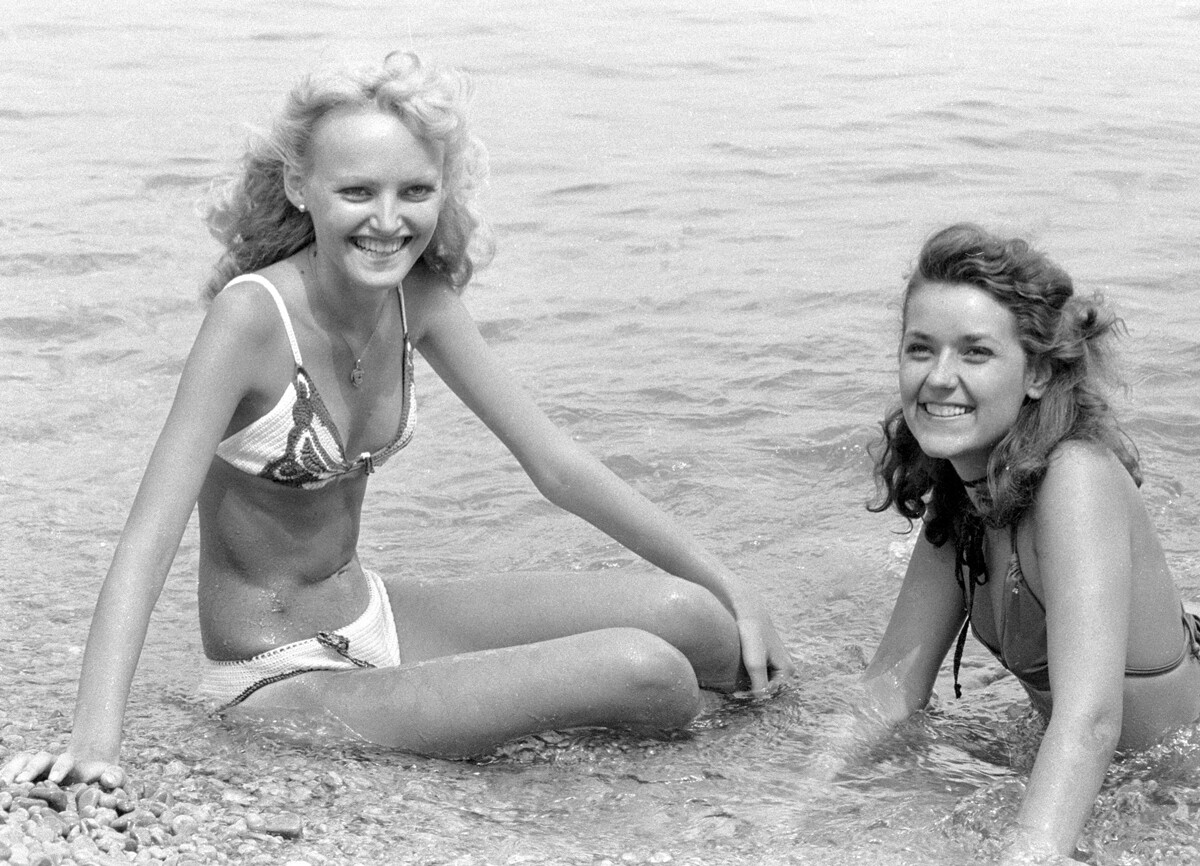 Chicas sentadas en la playa de Koktebel, 1984 