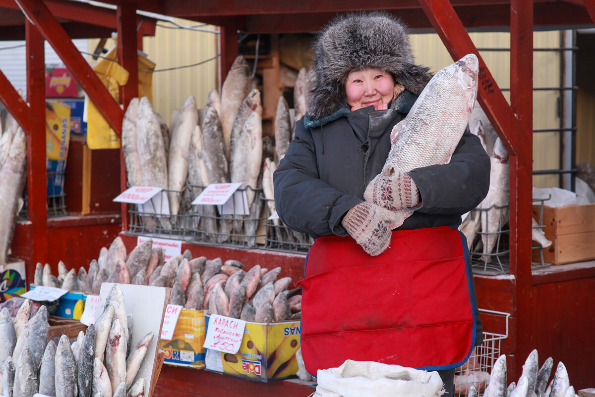 Pasar di Yakutsk, tempat orang-orang menjual ikan (suhu mencapai sekitar minus 30 derajat Celsius di luar ruangan).