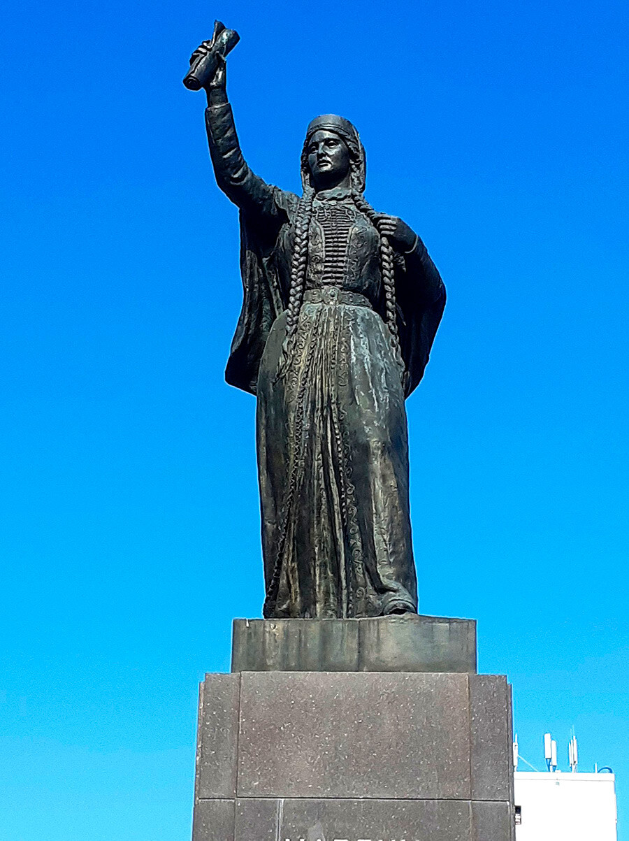 Monument en l'honneur des 400 ans d'union de la Kabardie à la Russie à Naltchik, capitale de la République de Kabardino-Balkarie, et représentant Koutcheneï