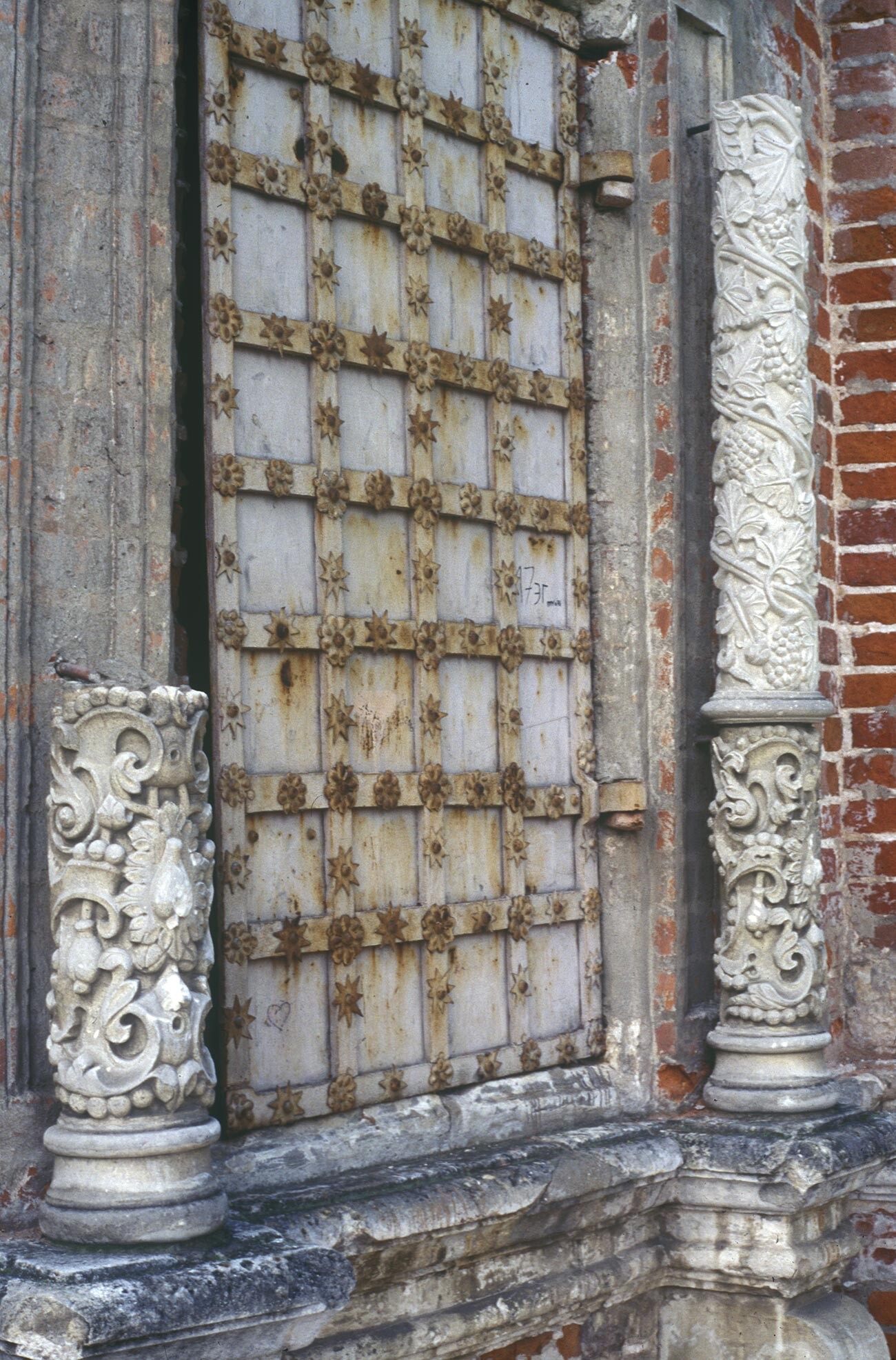Тројице-Ликово. Црква св. Тројице. Северна фасада са остацима оригиналних кречњачких стубова и декорисаним гвозденим прозорским капцима. 21. јул 1996.