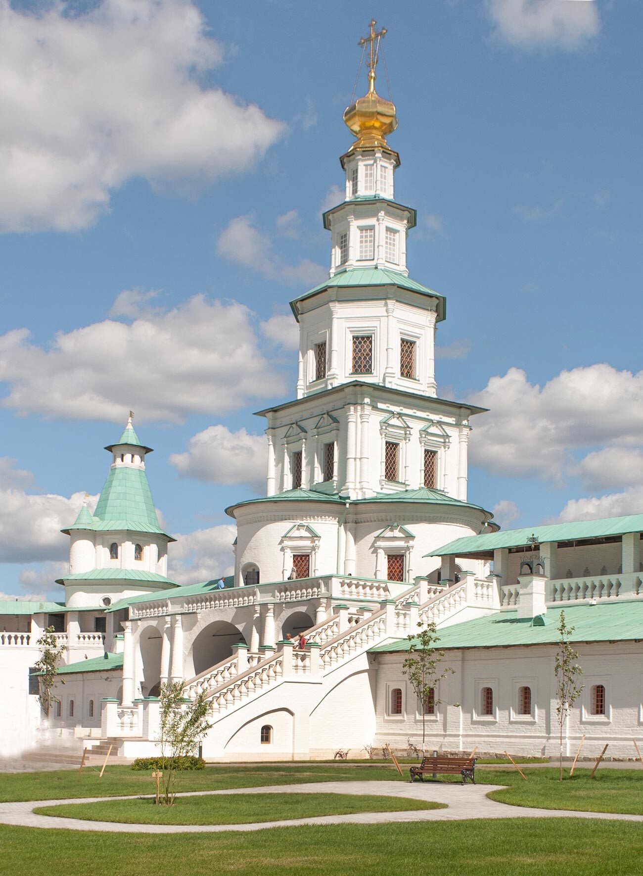 Истра (у близини Москве). Данас Воскресенски новојерусалимски манастир. Црква над капијом посвећена уласку Христа у Јерусалим, поглед са југозапада. 14. август 2018. 