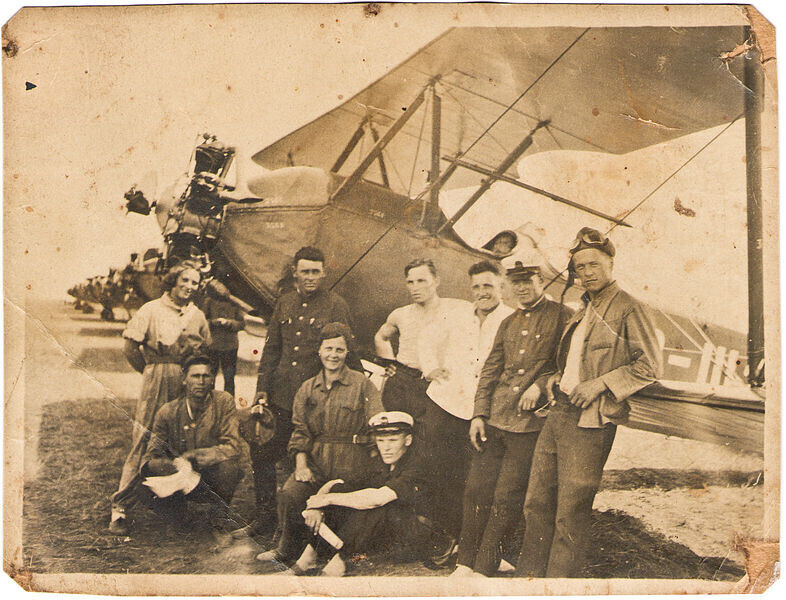 Ekipa pilota pored Po-2, 1935. 