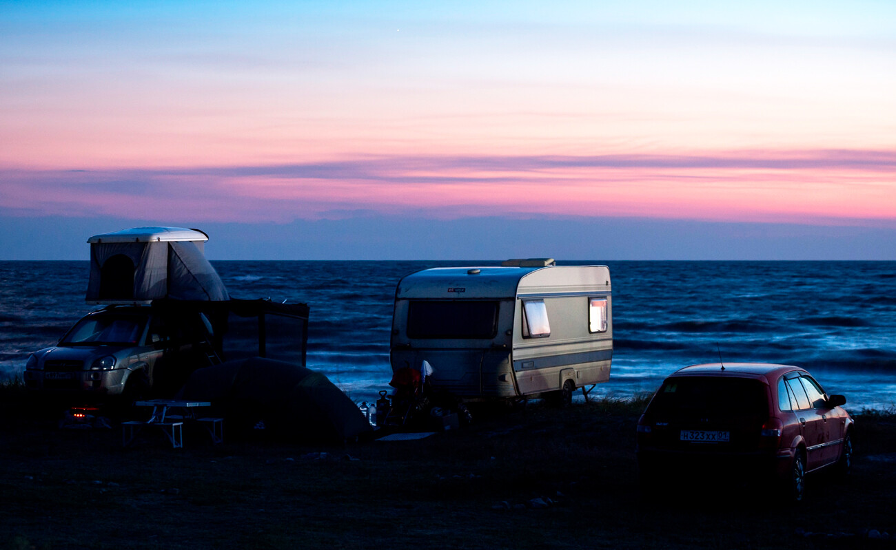 Camping an der Küste des Dorfes Olenevka während des Krim-eXstreme-Festivals.