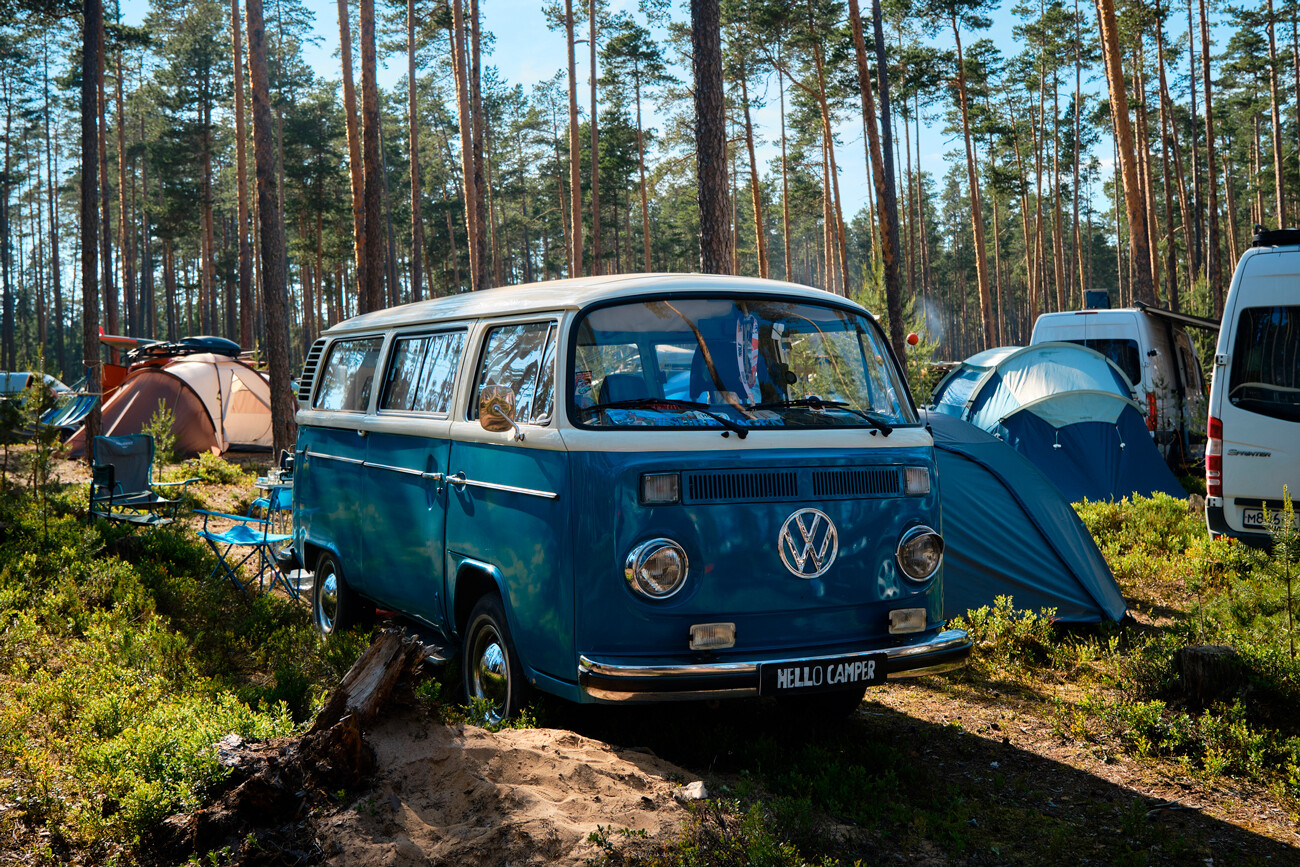 Leningrader Gebiet, Russland - Juni 2022. Festival-Mobilheime in Nadelwäldern. Camping für Zelte und Autos.