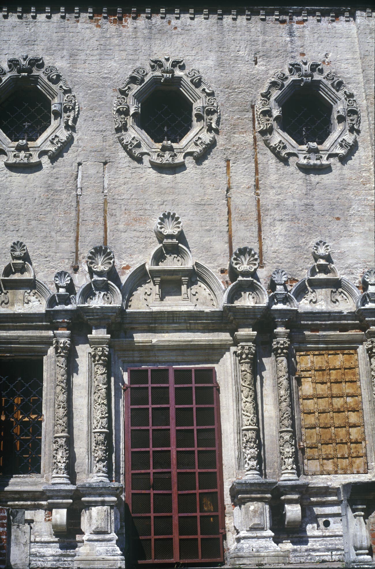 Trojice-Likovo. Cerkev Svete Trojice. Južna fasada z izrezljanim apnenčastim okrasjem nad portalom. 21. julij 1996.