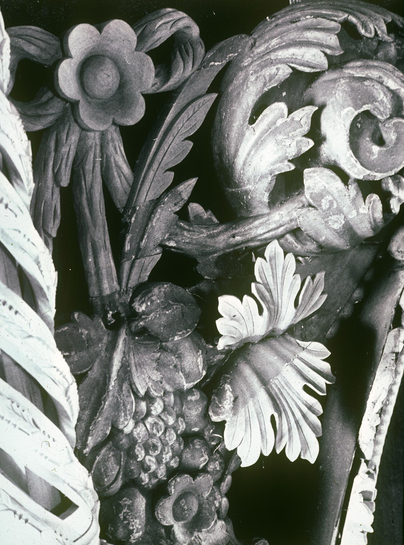 Trojice-Likovo. Cerkev Svete Trojice, notranjost. Izrezljana lesena dekoracija za prvotni ikonostas (novi elementi pritrjeni na stare). 2. maj 1980.