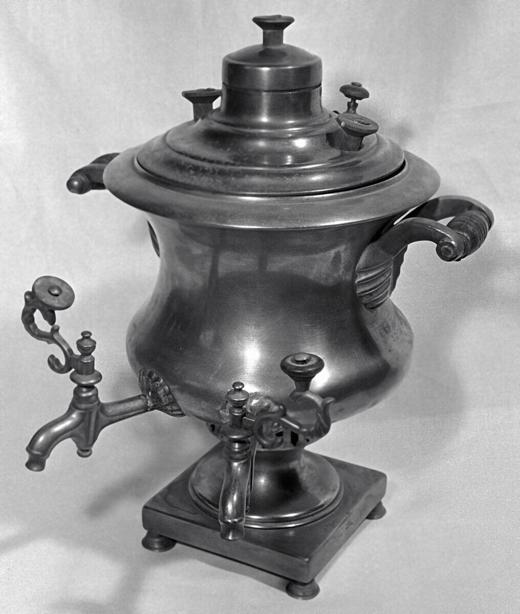 Sebuah samovar dengan dua keran untuk teh dan kopi yang dibuat pada awal abad ke-19.