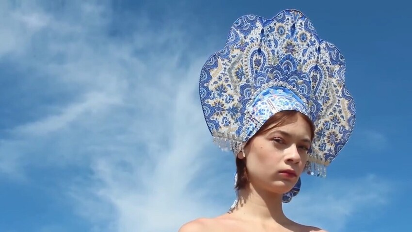 Fabrication du kokochnik, cette coiffe russe qui semble sortie de