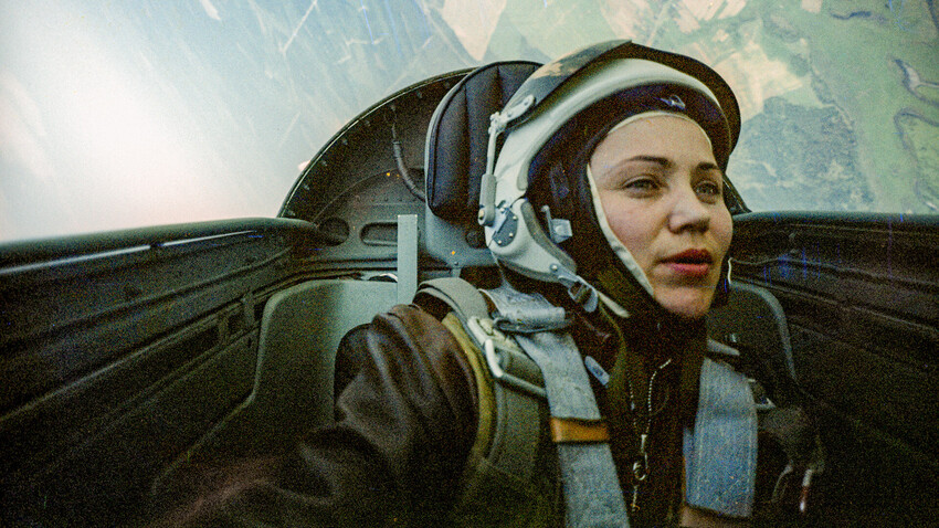 Marina Popovič, testna pilotka 1.razreda, večkratna svetovna rekorderka v aeronavtiki, žena sovjetskega pilota in kozmonavta Pavla Popoviča. Slika je bila posneta s fotokamero, nameščeno v pilotski kabini reaktivnega letala med izvajanjem zahtevne akrobacije "sod".