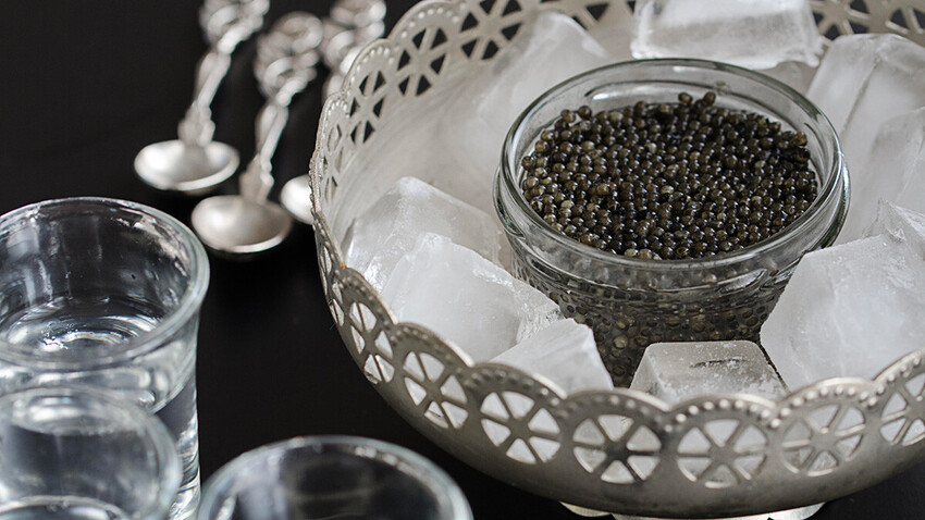 Russischer Beluga-Kaviar, serviert in einer Silberschale mit Eis und Wodka