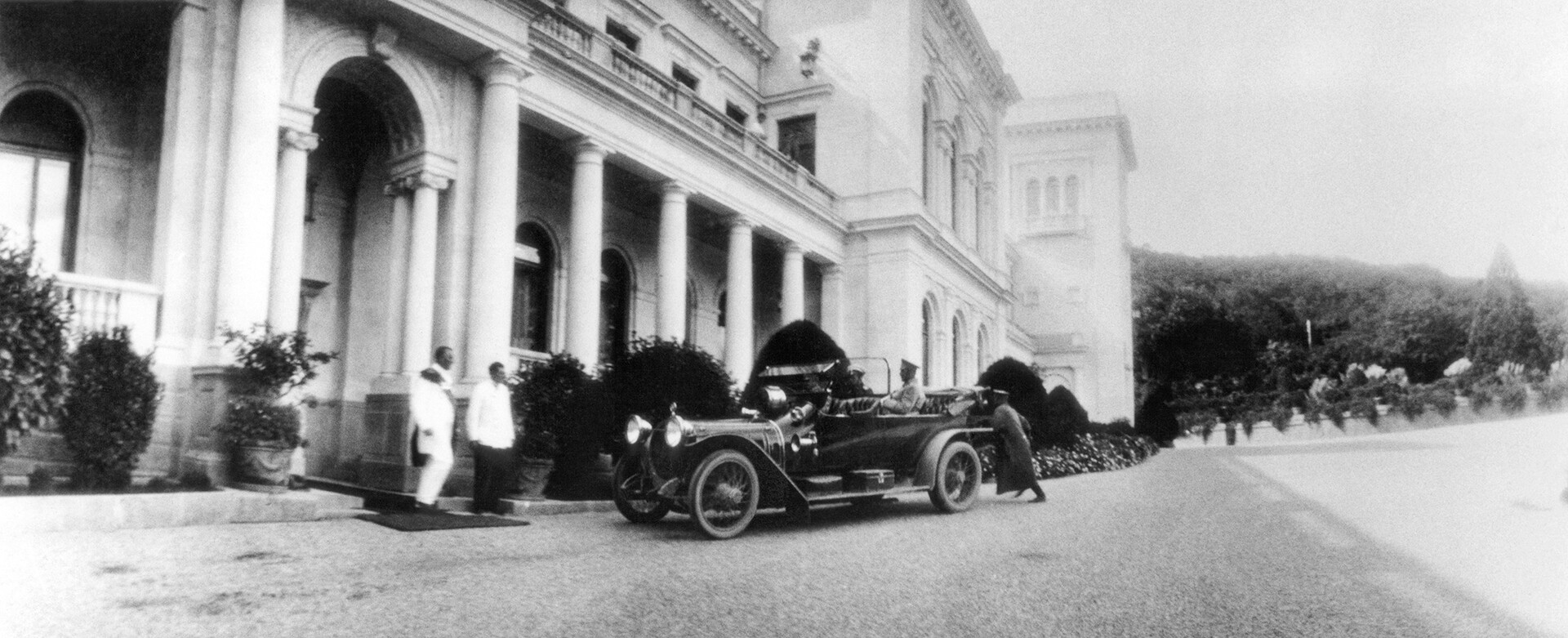 Николай II выходит из автомобиля у Ливадийского дворца