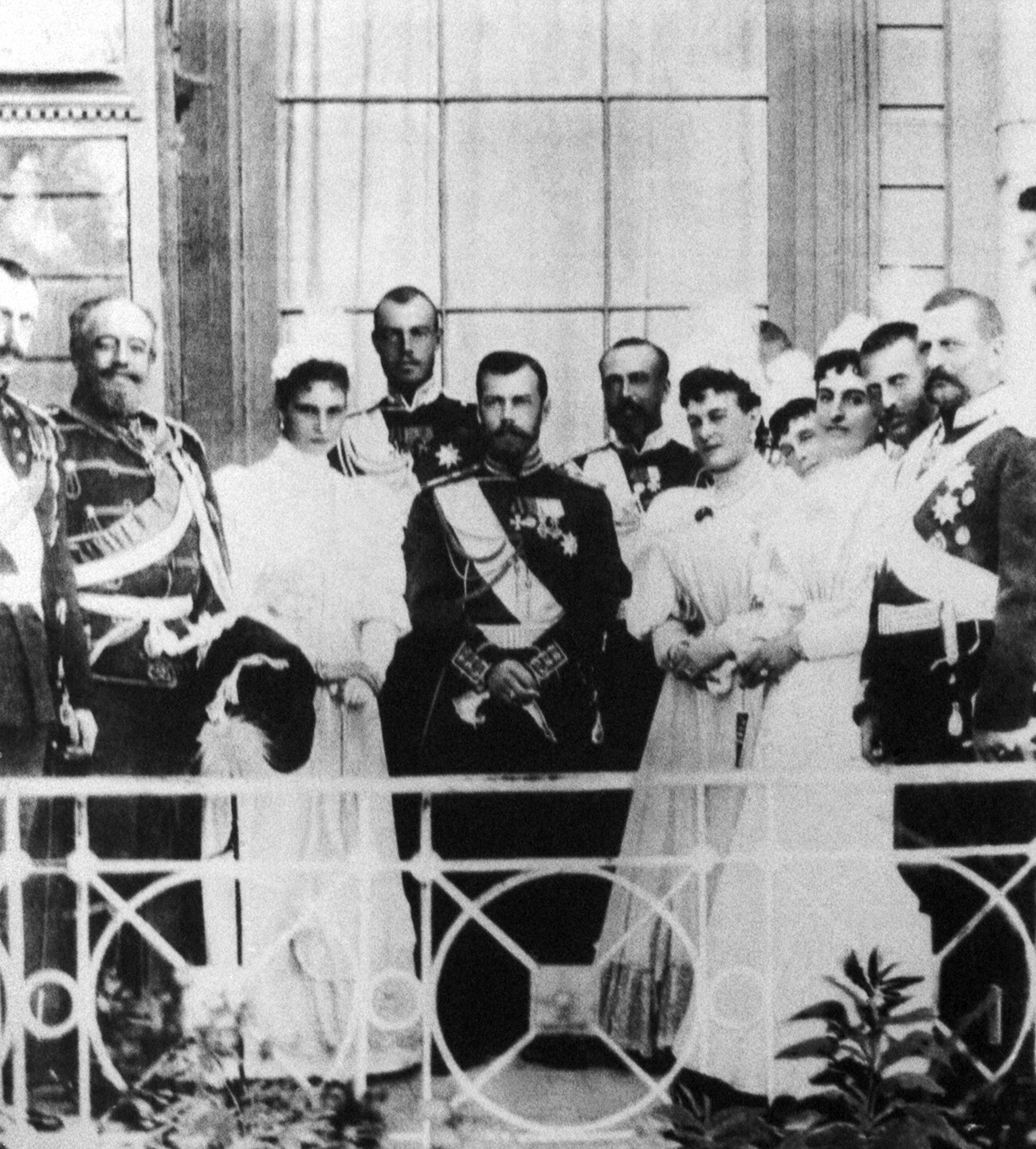 Николай II (в центре) и члены царской семьи на балконе Ливадийского дворца
