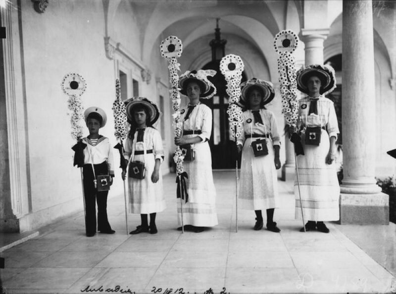 Дети Николая II собирают пожертвования в пользу благотворительного общества по борьбе с чахоткой в день «Белого цветка». Ливадия, 1912