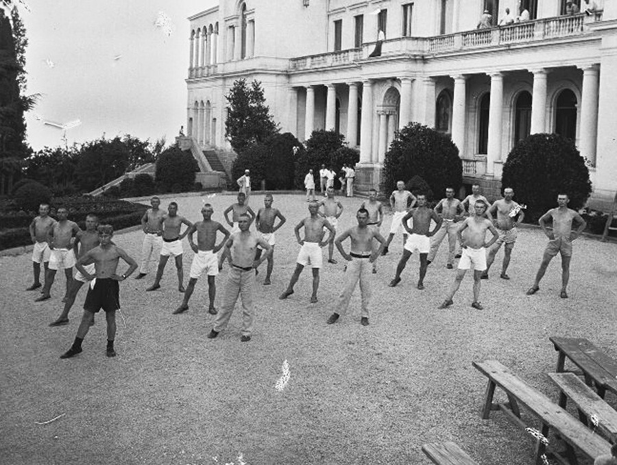 Открытие крестьянского курорта «Ливадия». Физзарядка перед дворцом, 1925