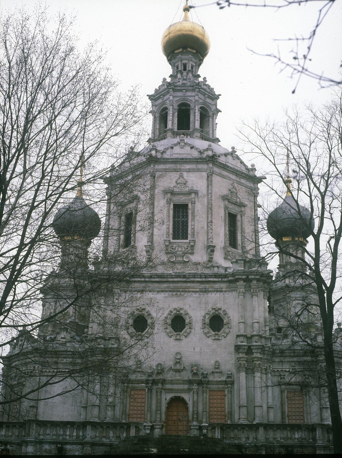 Troitse-Likovo. Iglesia de la Trinidad. Fachada norte. 2 de mayo de 1980.