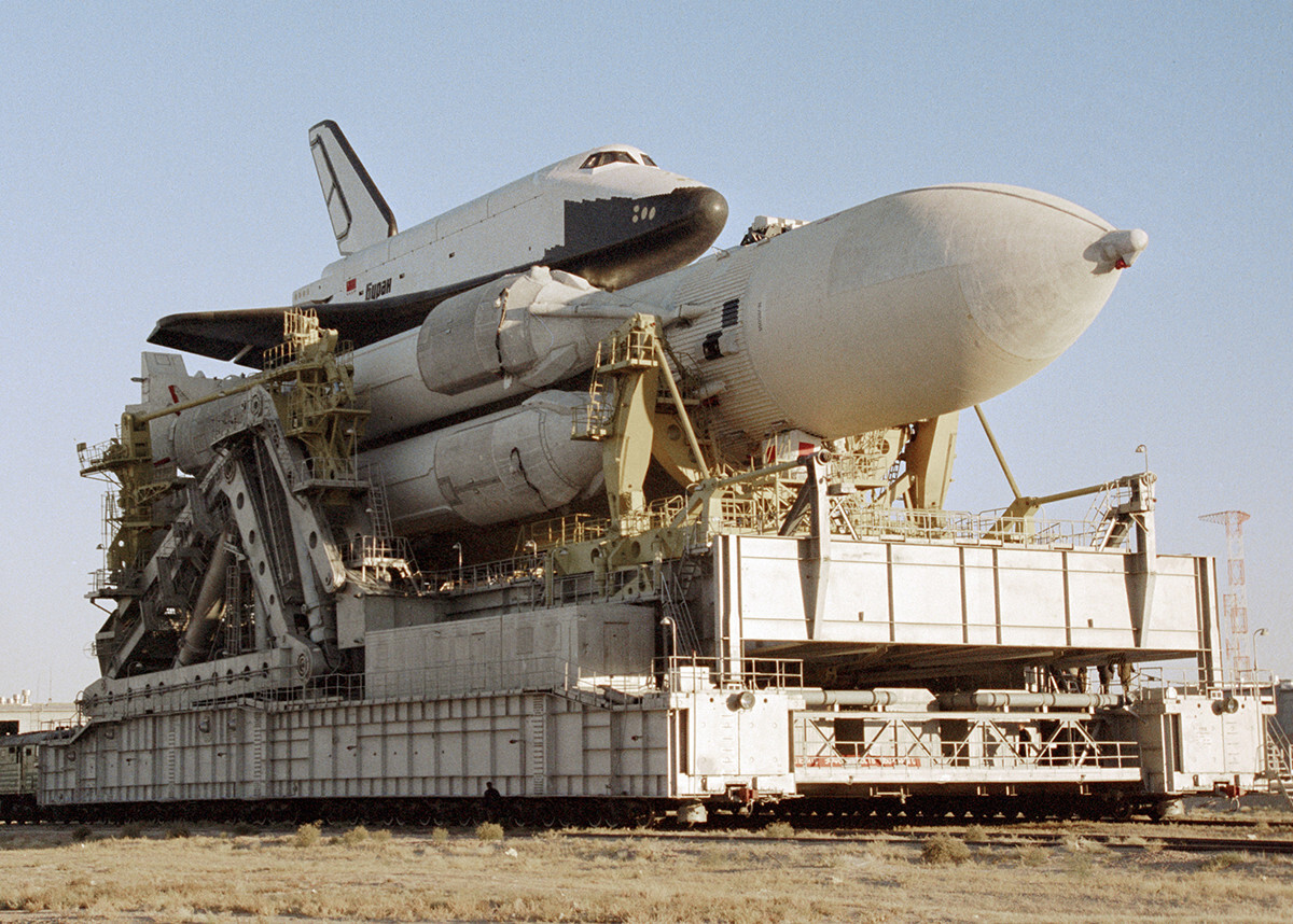 Foguete e sistema espacial Enérguia, que inclui foguete transportador e espaçonave Buran
