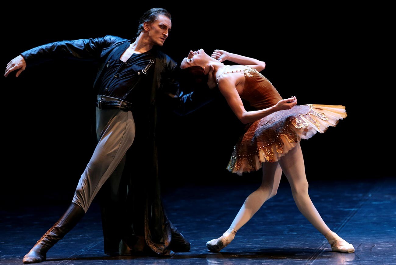 Igralec Sergej Volobujev v vlogi čekista in Nina Zmievets v vlogi balerine v prizoru iz predstave 
