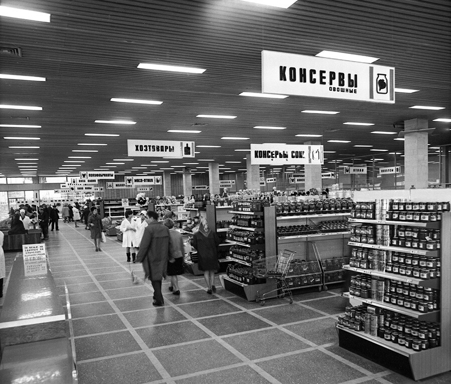 Un centro comercial en Sochi, localidad del mar Negro, 1971