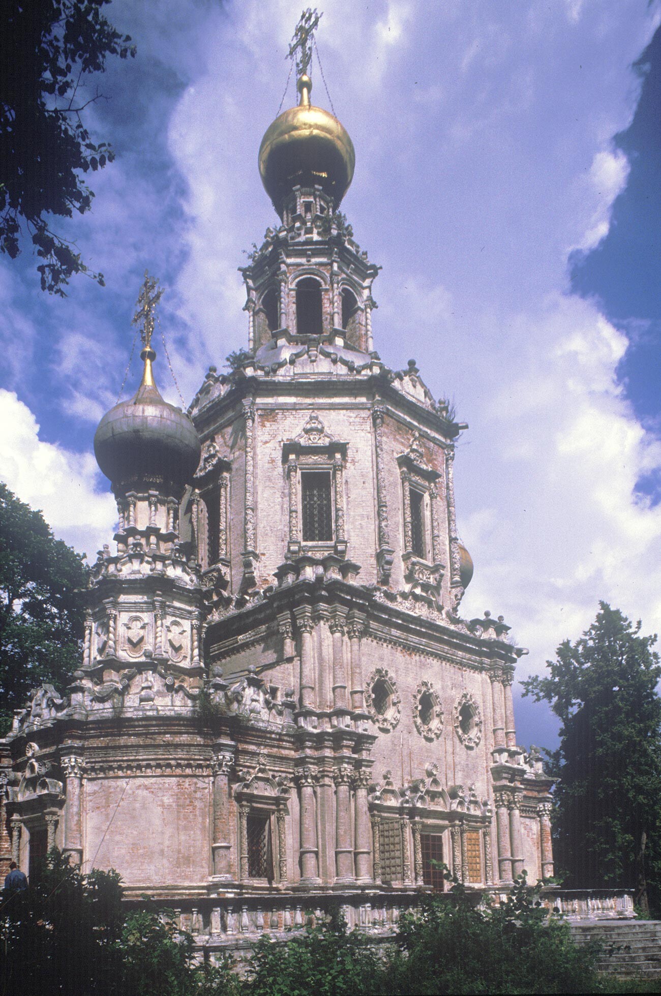 Troitse-Lykovo (Strogino, Mosca). Chiesa della Trinità, vista sud-ovest. 21 luglio 1996
