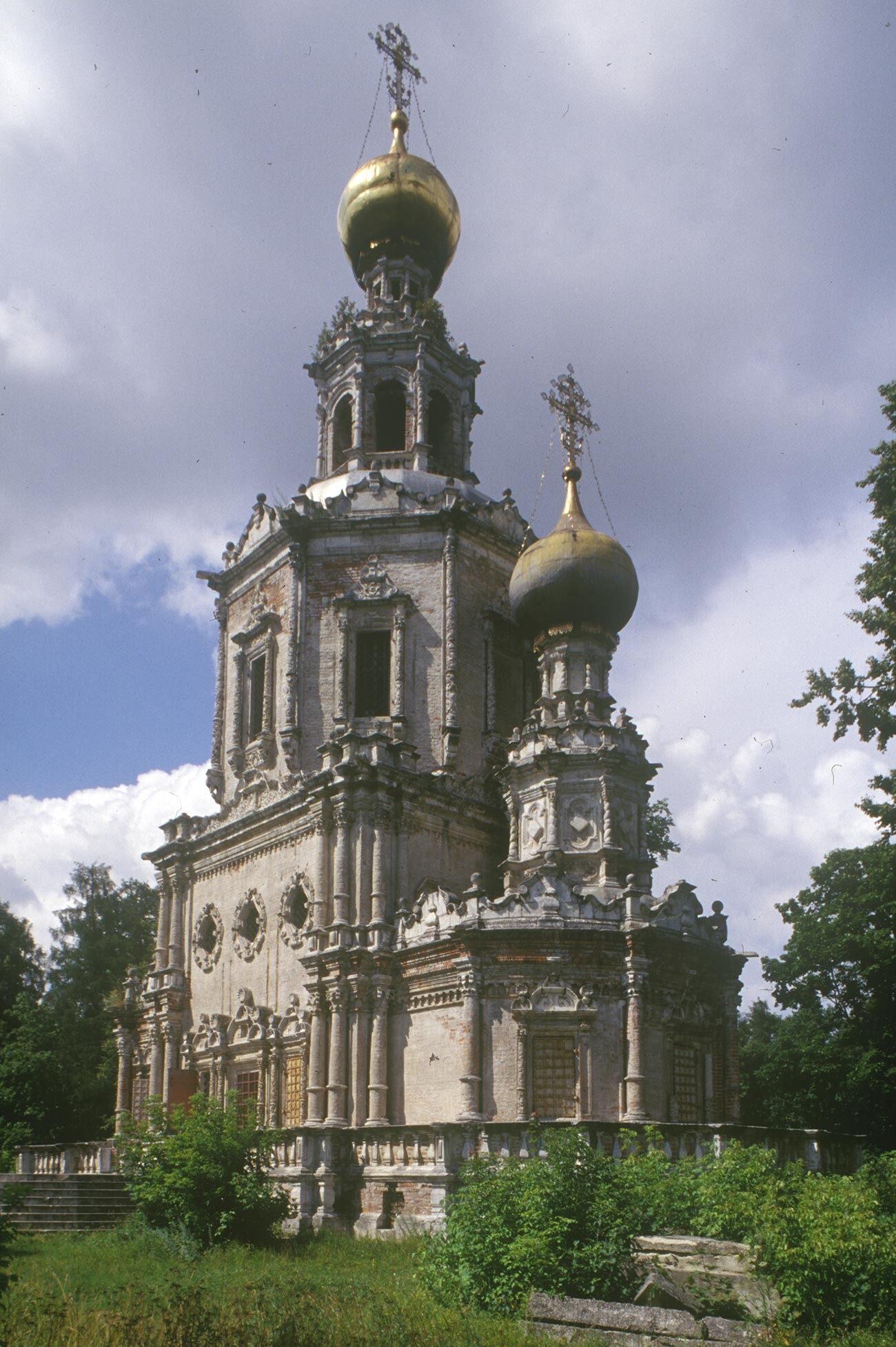 Troitse-Lykovo. Chiesa della Trinità, vista sud-est. 21 luglio 1996

