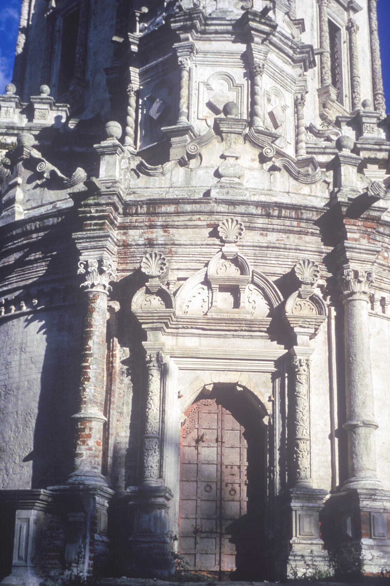 Troitse-Lykovo. Chiesa della Trinità. Portale ovest (ingresso principale). 29 settembre 1979

