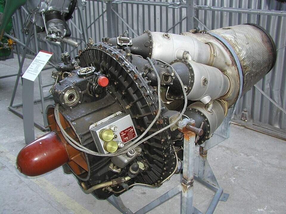 Češkoslovaški turboreaktivni motor M-701.

