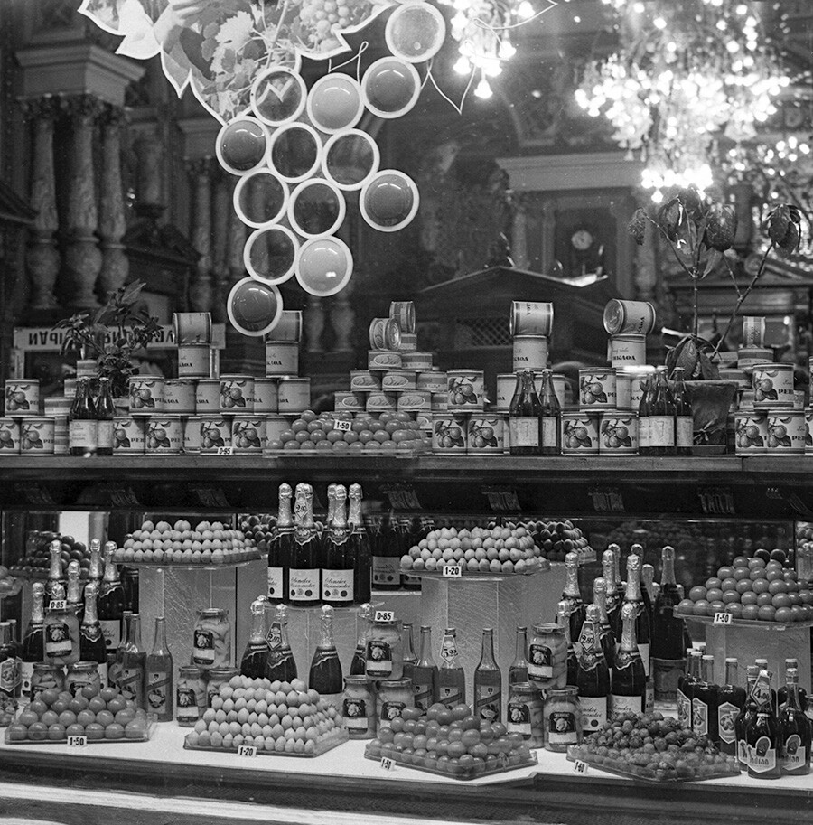 Wine and fruits in Moscow’s Eliseevsky, 1965