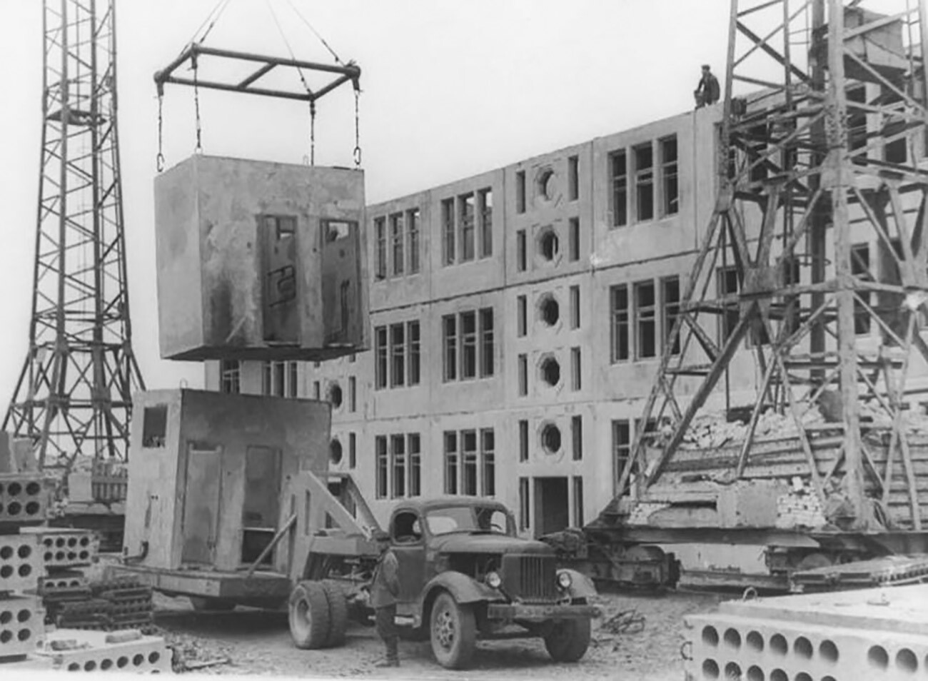 Unloading of sanitary facilities on the construction site of large-panel houses