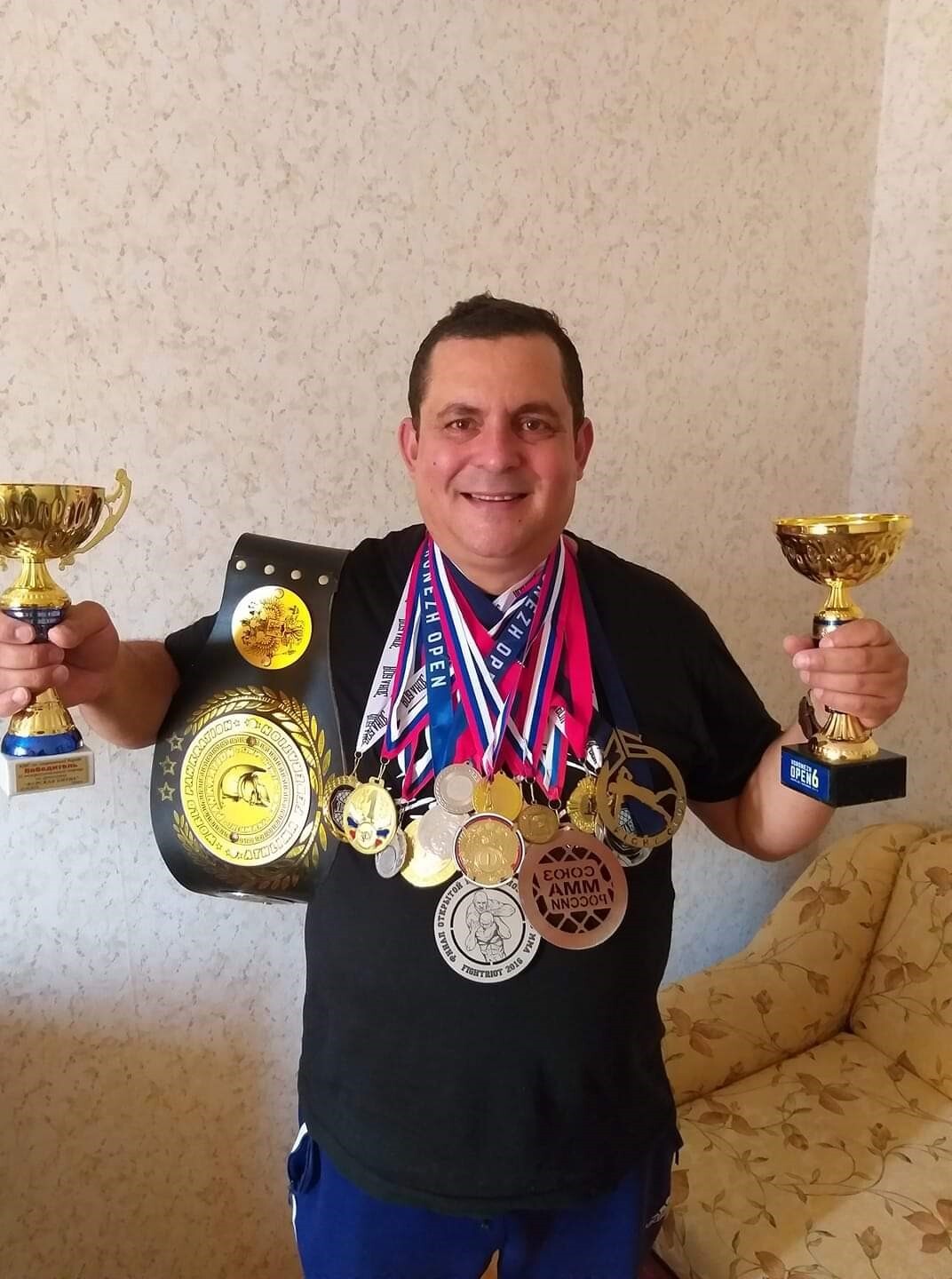 El padre de Vladimir con sus trofeos deportivos