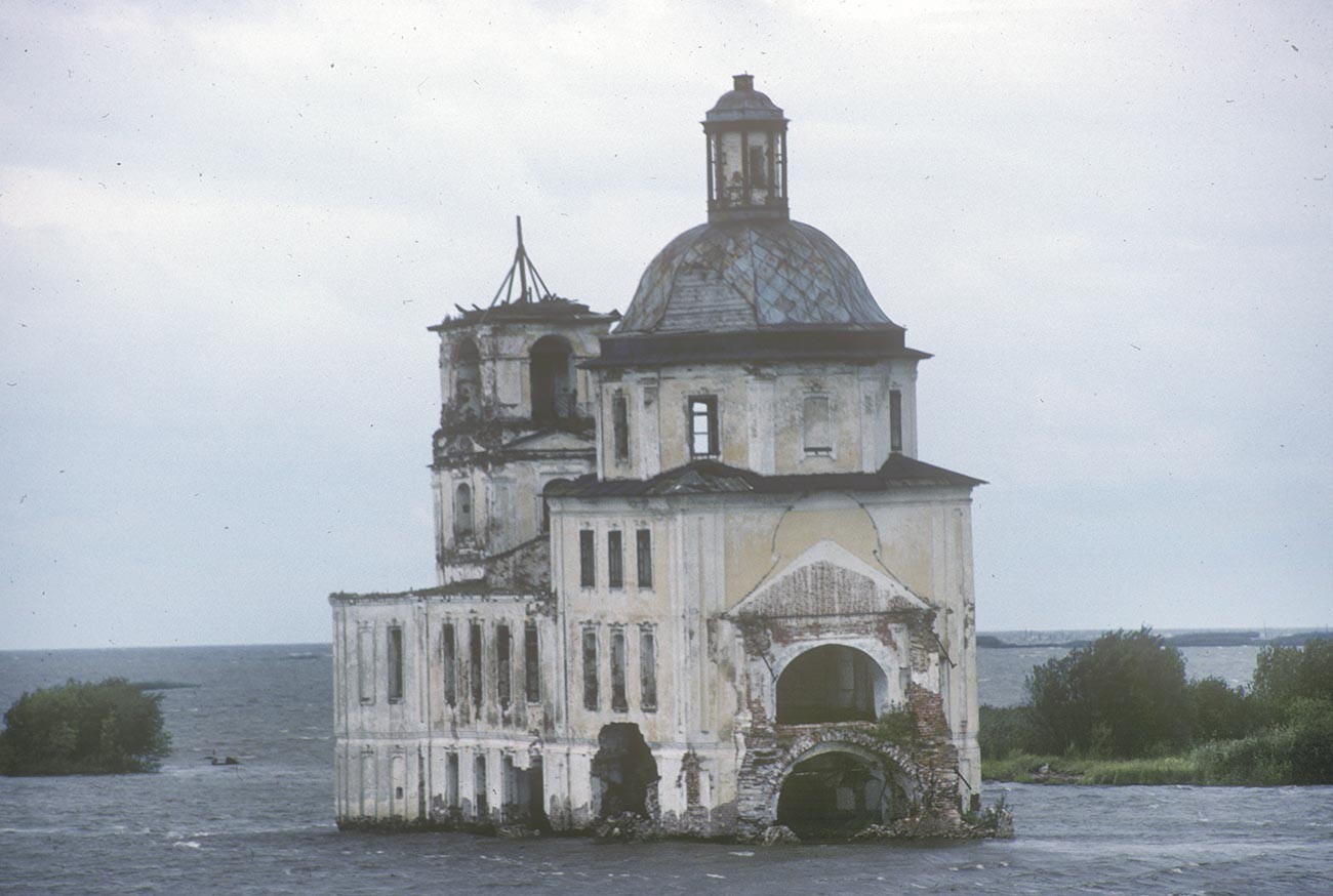 Krokhino. Church of the Nativity. Southeast view with outlines of the apse on the east wall. August 8, 1991