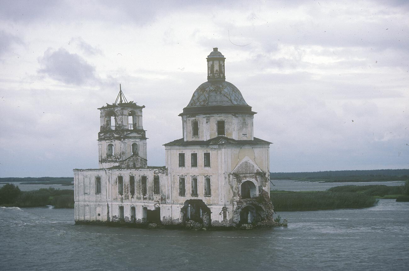Krokhino. Church of the Nativity. Southeast view. August 8, 1991