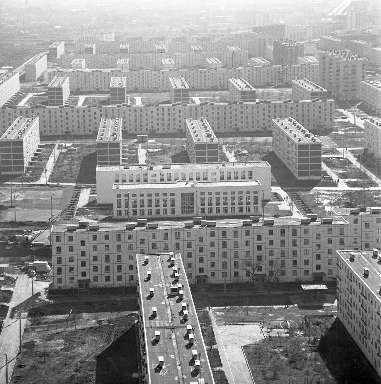 Novo distrito residencial da Moscou de Khruschov.
