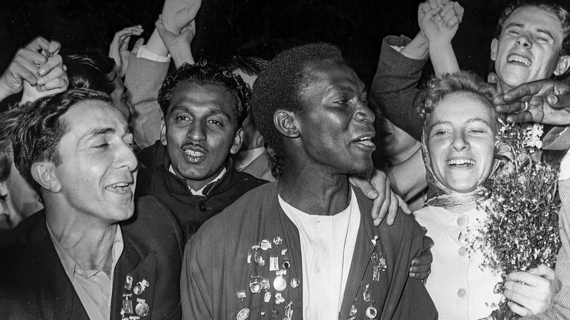 VI. svetovni festival mladine in študentov v Moskvi (28. julij-11. avgust 1957). Večer solidarnosti z mladino iz držav kolonij v parku Ostankino. 