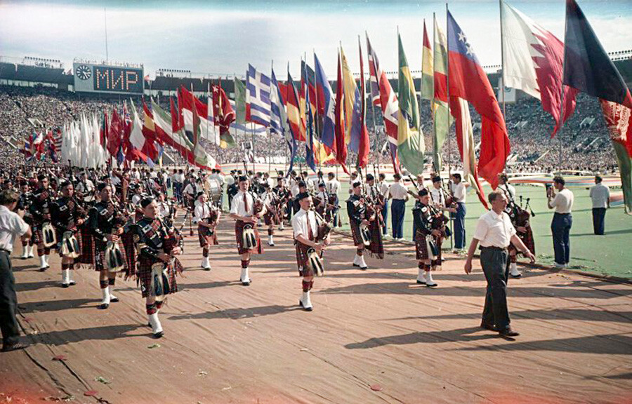 VI. svetovni festival mladine in študentov. Udeleženci festivala na stadionu Lužniki, 28. julij 1957 - 11. avgust 1957. 
