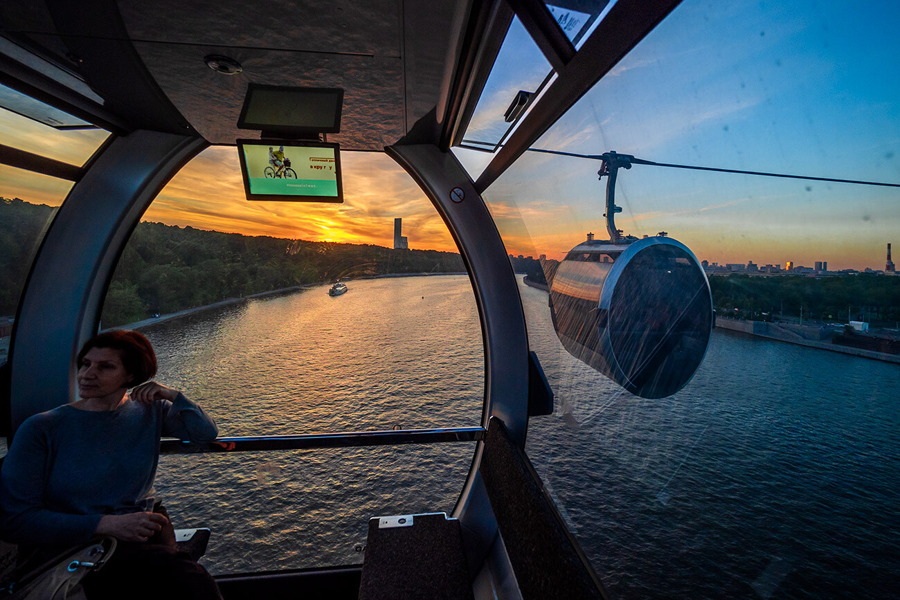 Cable cars above the Moskva River