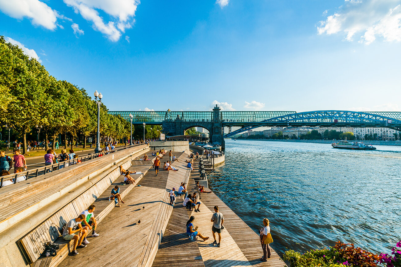 Andreevsky pedestrian bridge and Embankment of Gorky Park