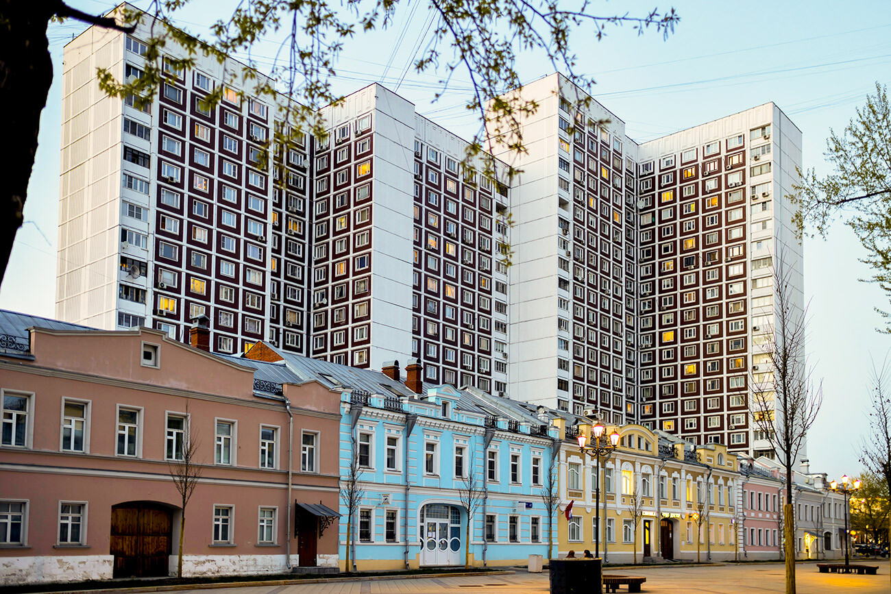 Two-story Shkolnaya street