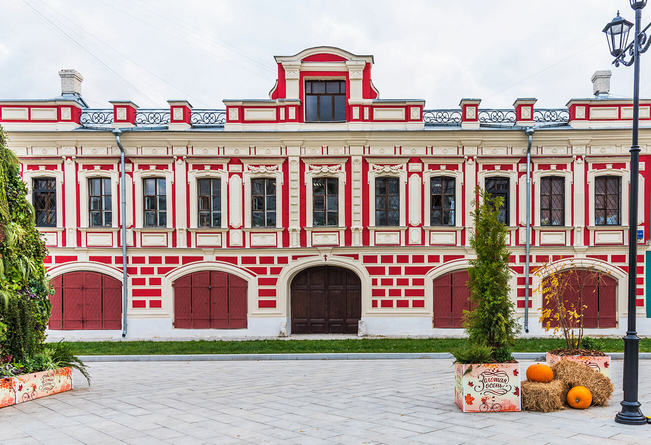 Gates for horses and carts at Shkolnaya street