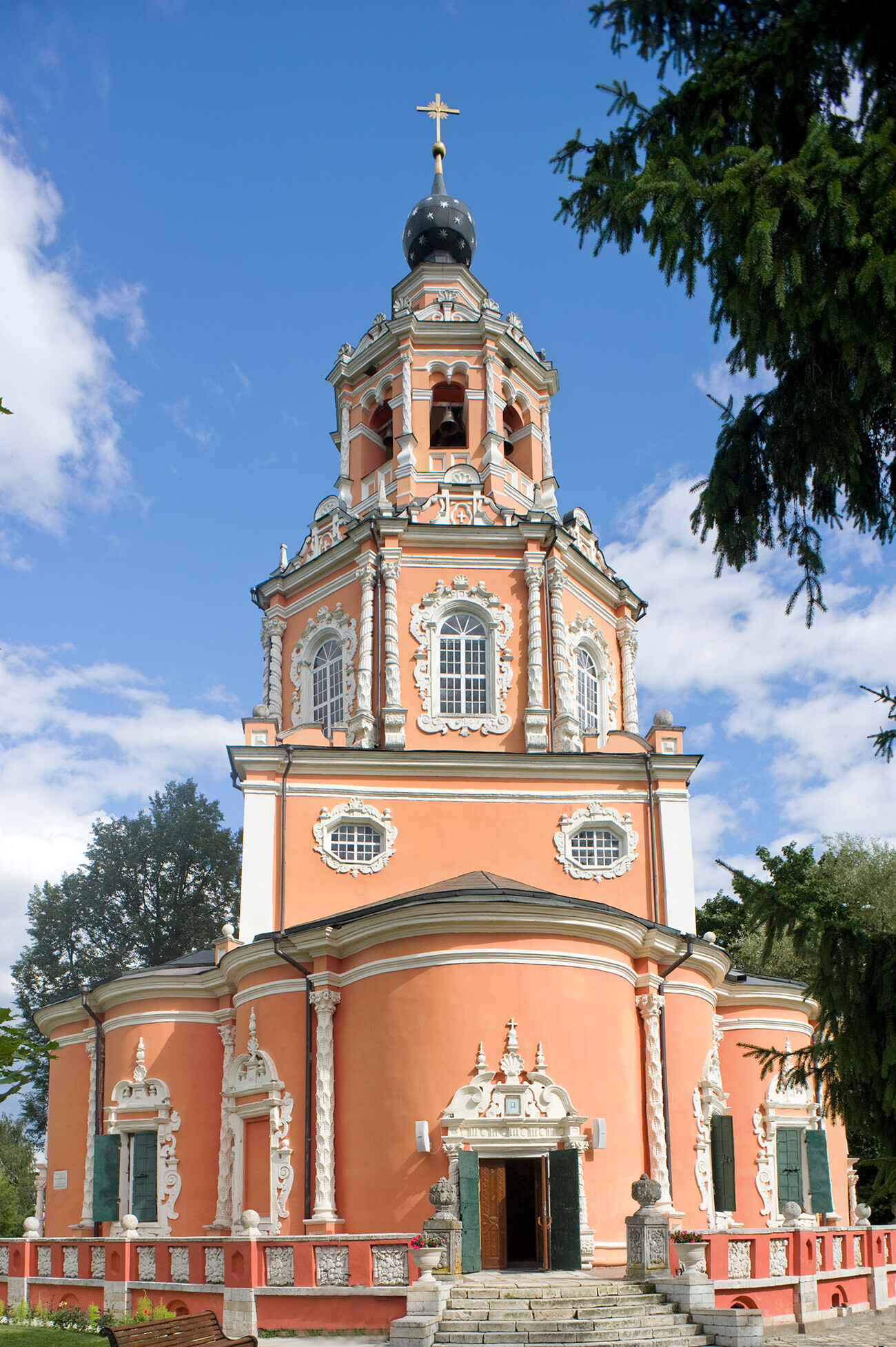 Ubory (dekat Moskow). Gereja Ikon Ajaib Juru Selamat, pemandangan barat. 16 Agustus 2013
