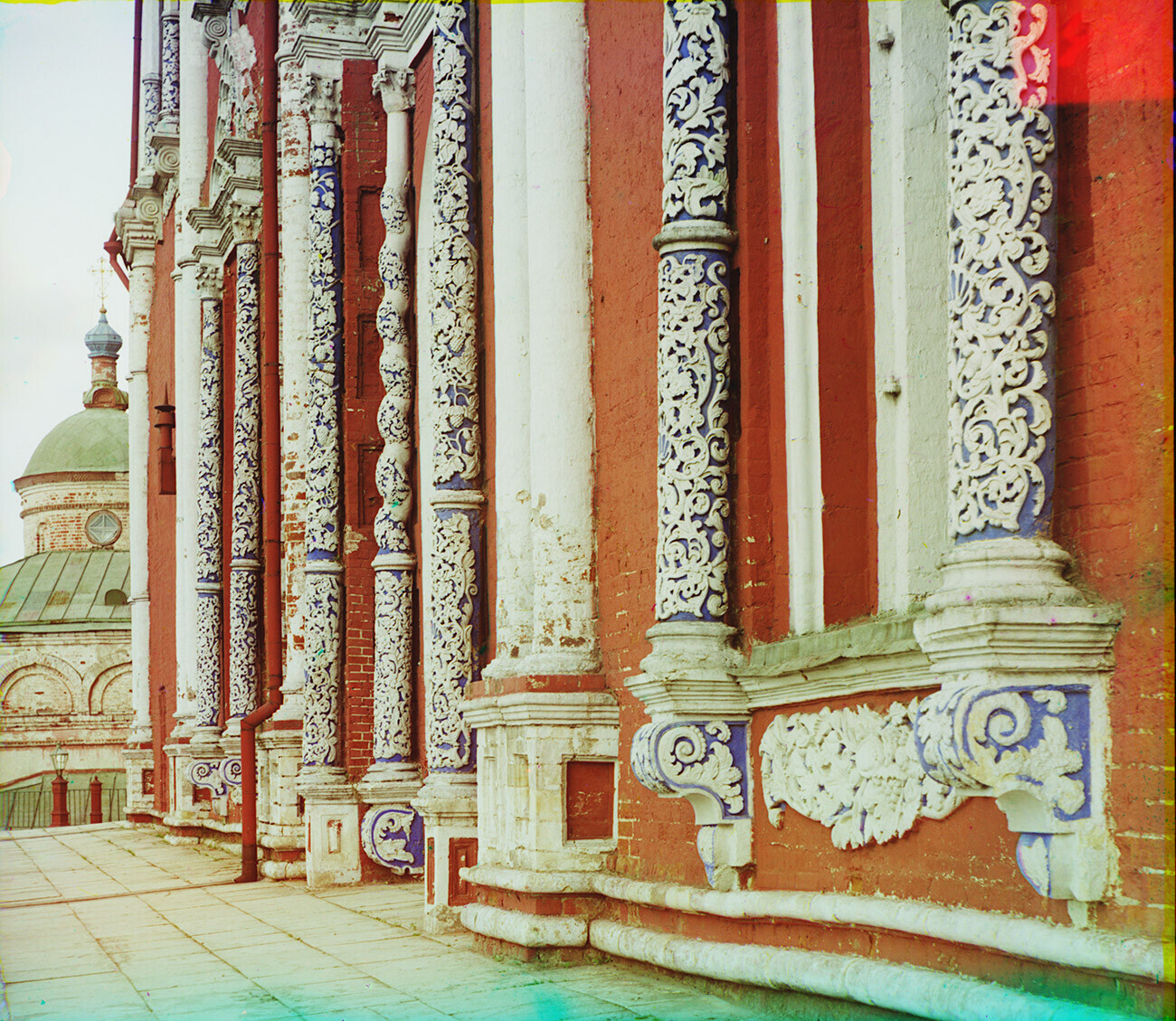 Ryazan Kremlin. Katedral Tertidurnya Perawan. Fasad utara dengan kolom batu kapur berukir. Musim Panas 1912