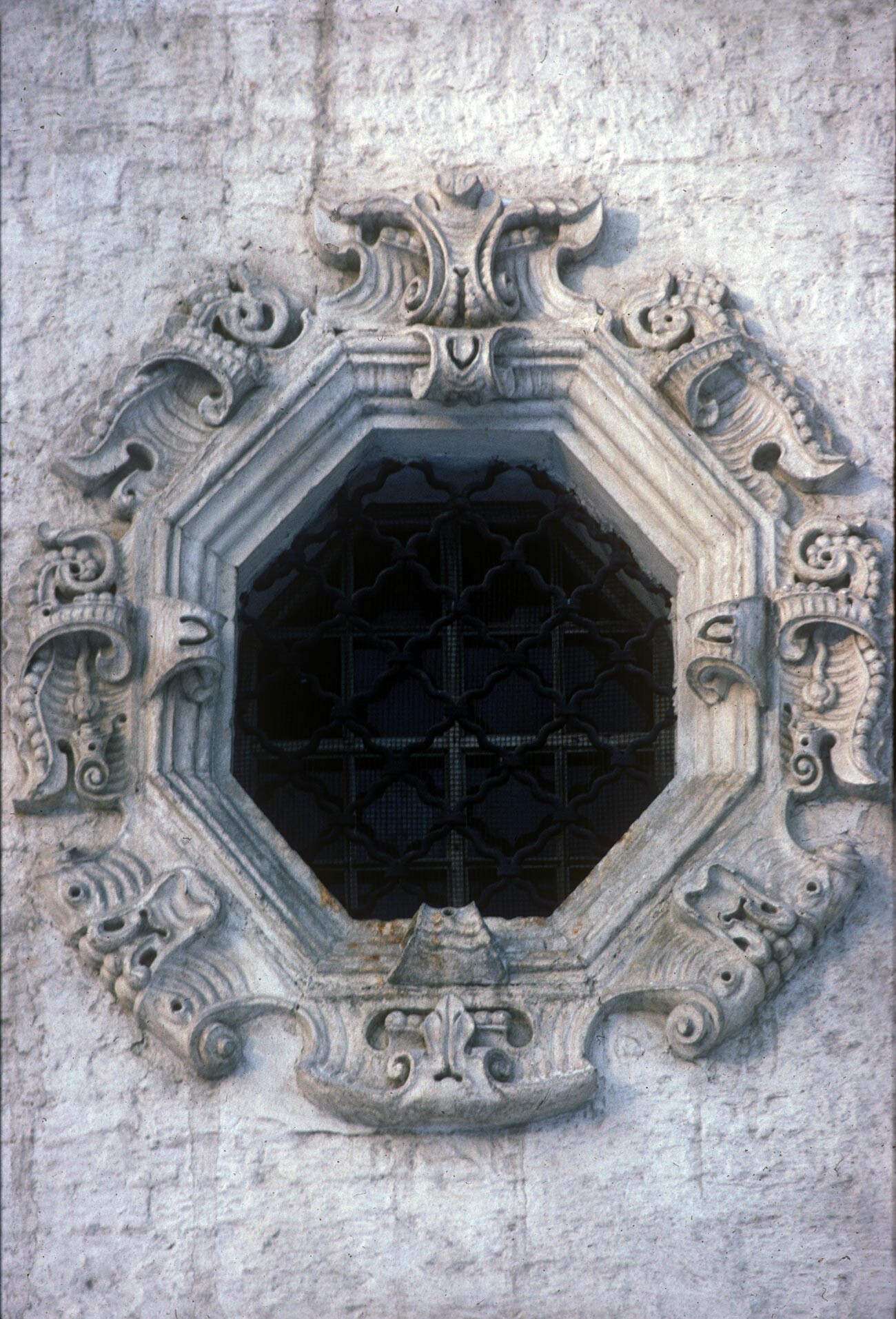 Troïtse-Lykovo, février 1980. Église de la Trinité. Façade sud, détail ornemental de la fenêtre 