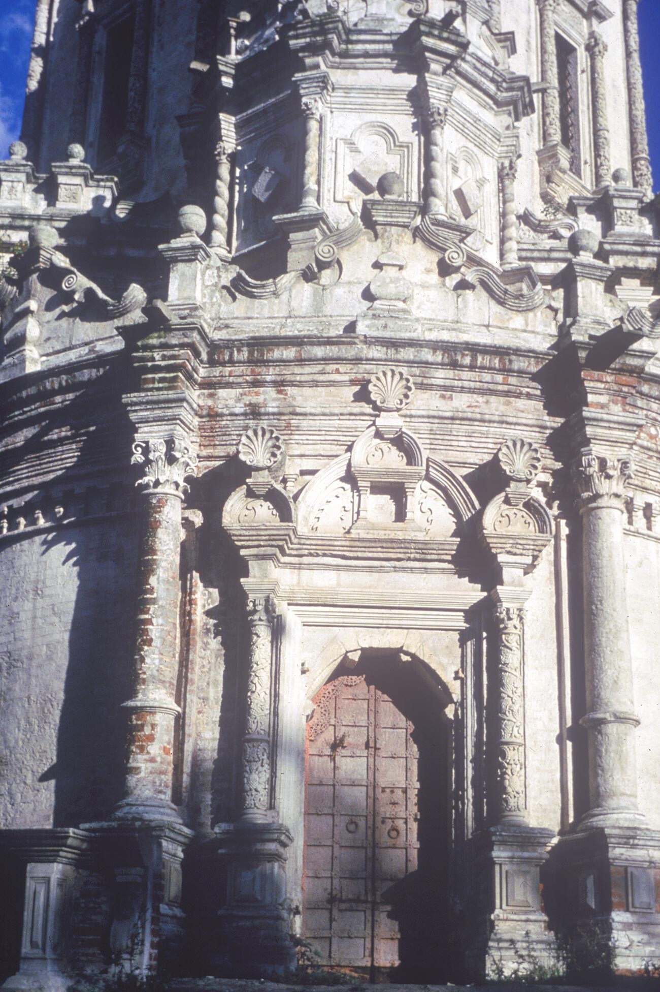 Troïtse-Lykovo, septembre 1979. Église de la Trinité. Porte ouest (entrée principale).  
