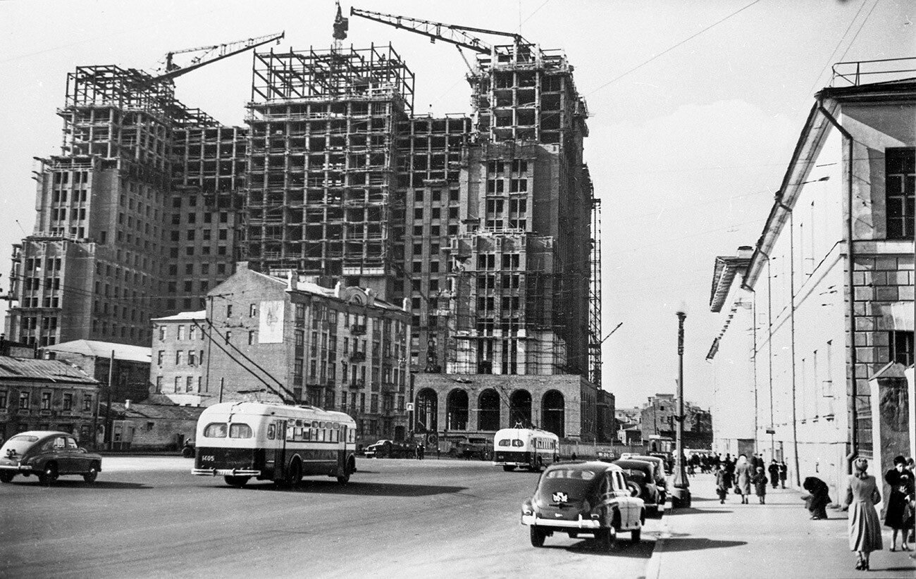 Gradnja večnadstropnega stanovanjskega bloka na Trgu Vosstanija (zdaj Kudrinskaja ploščad) v Moskvi. 1952. Zasnovali so ga arhitekti M.V. Posohin, A.A. Mndojanc in oblikovalec M.N Vohomski. 