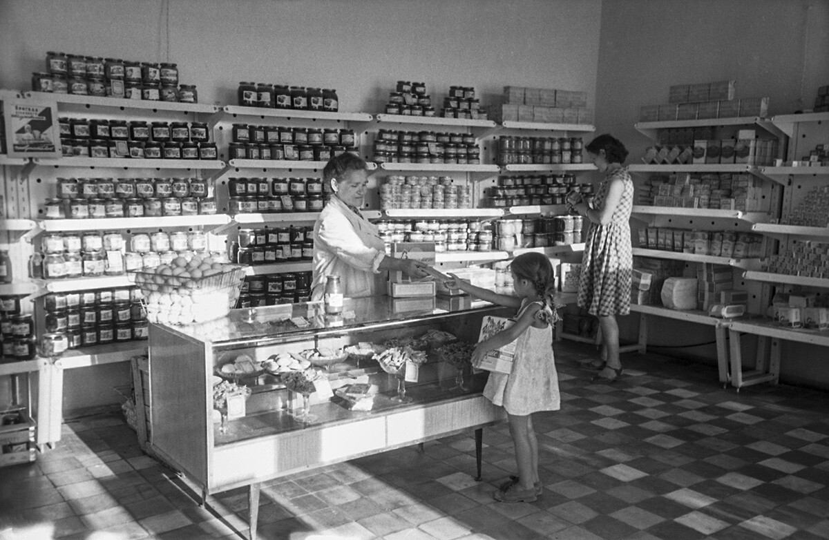 Toko perdesaan di Saratovskaya Oblast, Rusia selatan, 1967.